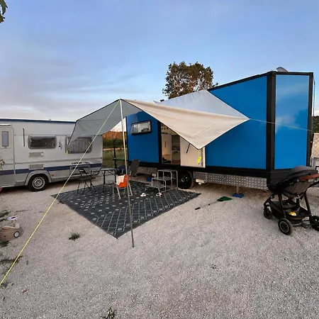 Luka Tiny Haus Mit Wohnwagen Als Eine Einheit * Ljubač