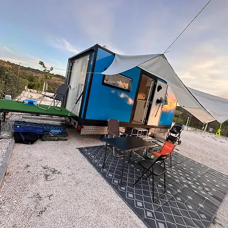 Luka Tiny Haus Mit Wohnwagen Als Eine Einheit Camping Ljubač