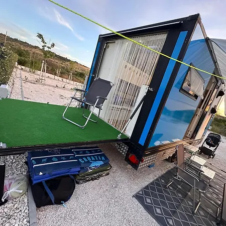 Luka Tiny Haus Mit Wohnwagen Als Eine Einheit Camping Ljubač