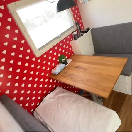 Camping Luka Tiny Haus Mit Wohnwagen Als Eine Einheit