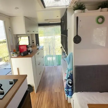 Luka Tiny Haus Mit Wohnwagen Als Eine Einheit Ljubač