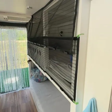 Camping Luka Tiny Haus Mit Wohnwagen Als Eine Einheit Ljubač