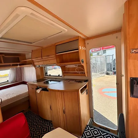 Camping Luka Tiny Haus Mit Wohnwagen Als Eine Einheit Ljubač